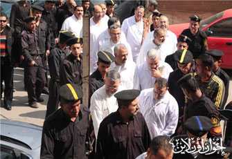 ملف:المعتقلون خلال توجههم الى محكمة مصر الجديدة.jpg