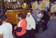 انصار رضا عبد الله مرشحة الاخوان يرفعون لافتات تأيد لها.jpg