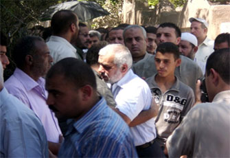 د.محى حامد يتلقى العزاء فى الحاج عرابى.jpg