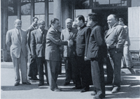 كان مكين (الأول من الأمام) مترجما لرئيس مجلس الدولة شو آن لاي أثناء مقابلته مع وفد سوري في خمسينات القرن الماضي.jpg