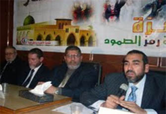 د.اسماعيل على يجاور .دمحمد مرسى فى ندوة قبل اعتقاله بإيام.jpg