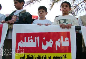 شعار رفعه أبناء معتقلي الإخوان المحالين للعسكرية.jpg