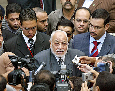 اخوان مصر ينتقدون مبارك وحكومته لتأجيل الانتخابات البلدية.jpg