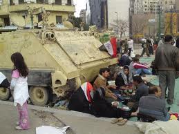 هل يصبح الجيش عبء على الثورة.jpeg