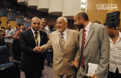 ملف:م. أيمن عبد الغني بجوار الأستاذ عاكف في افتتاح المؤتمر.jpg
