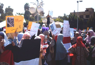 اخوات حلوان يتظاهرون دعما للمقومة.jpg