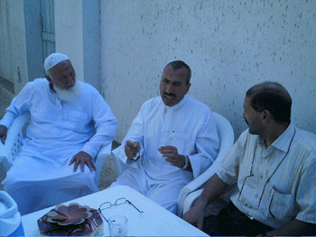 ملف:الأستاذ محمود عبد الجواد في حفل اقيم له بعد الإفراج عنه في سبتمبر الماضي بحضور نائب إدكو عبد الحميد زغلول.gif