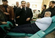 هنية يتبرع بدمة.jpg