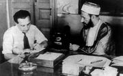 حسن البنا يتحدث لأحد الصحفيين الاجانب.jpg