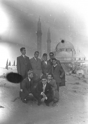 فيصل مولوي، ابراهيم مصري، محمد علي ضناوي، ومجموعة من الإخوة أمام مسجد خالد بن الوليد، حمص، نيسان1960.jpg