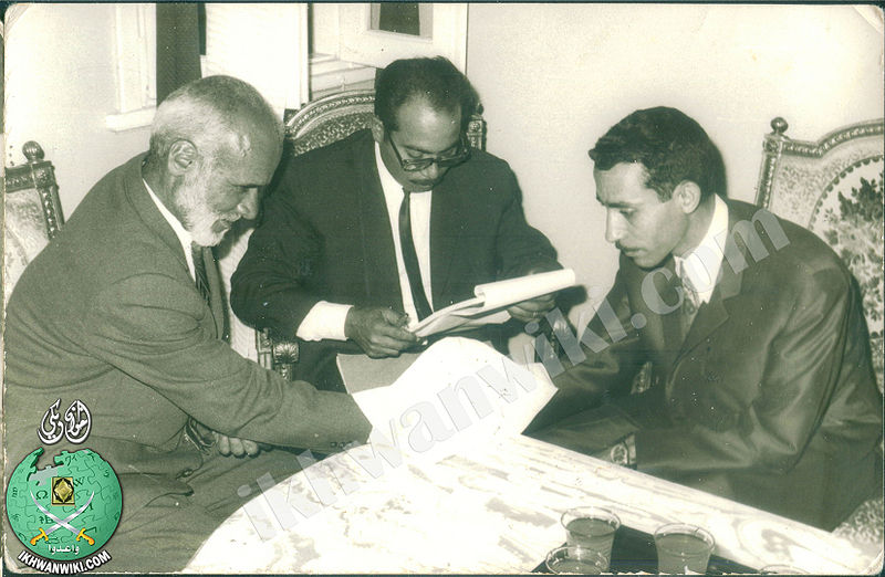 ملف:محمد-بديع-وقت-عقد-قرانه-وحماه-الطيار-محمد-الشناوي.jpg