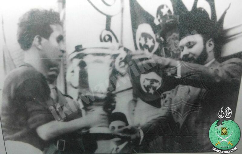 ملف:عمر-شندي-يتسلم-كأس-مصر-من-الملك-فاروق-عام-1946م.jpg