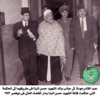 عبدالقادر-عودة-ووالد-الامام-البنا-وعبدالكريم-منصور-في-طريقهما-للمحكمة-بدار-القضاء-العالي-في-نوفمبر-1953م.jpg