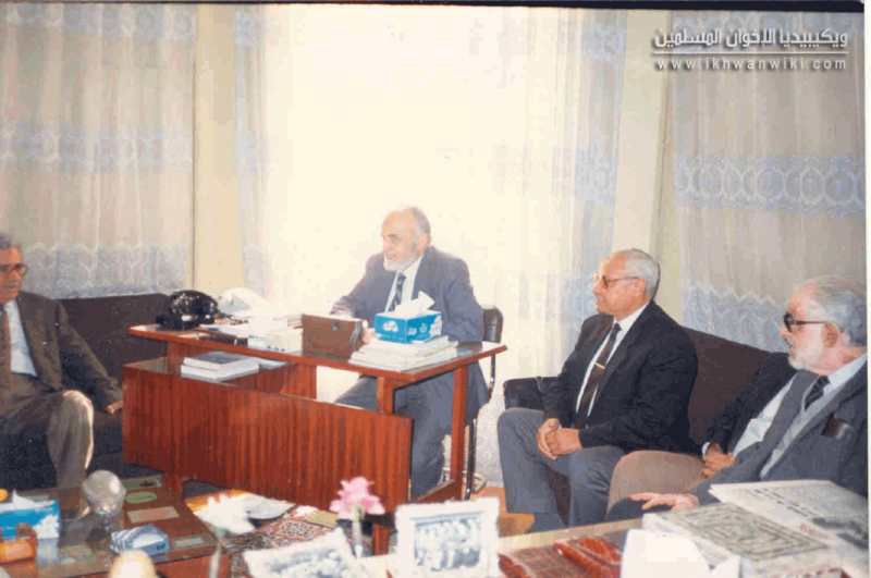 ملف:الأستاذ-مصطفى-مشهور-ومهدى-عاكف-والدكتور-أحمد-الملط-فى-المكتب.png