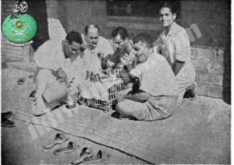 صورة-نادرة-للتلمساني-وأبو-رقيق-وبعض-إخوانه-أثناء-تناول-وجبة-الإفطار-في-رمضان-عام-1949.jpg