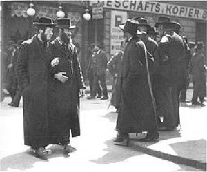 Orthodox Jews in Leopoldstadt 1915.jpg