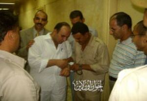 ممدوح المنير قبل عرضه على النيابة.jpg