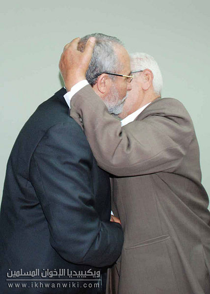 ملف:محمود-حامد-والدكتور-محمد-بديع-بعد-البيعة.jpg