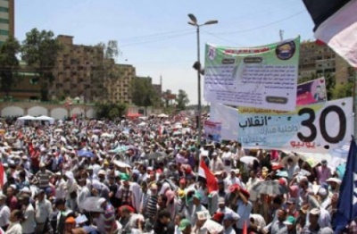 المئات يتوافدون.jpg