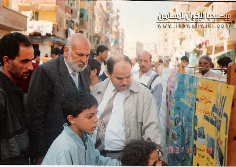ملف:الأستاذ-حسن-الجمل-في-استعراض-احد-المعارض.jpg