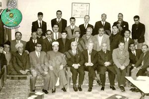 الشاعر-وليد-الأعظمي-الثاني-من-اليمين-في-الصف-الخلفي-مع-الأعضاء-المؤسسين-لجمعية-ومنتدى-الإمام-أبي-حنيفة.jpg