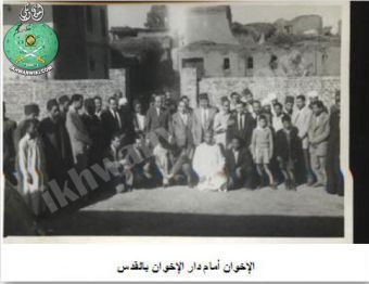 حسن-البنا-أمام-دار-الاخوان-بالقدس.jpg