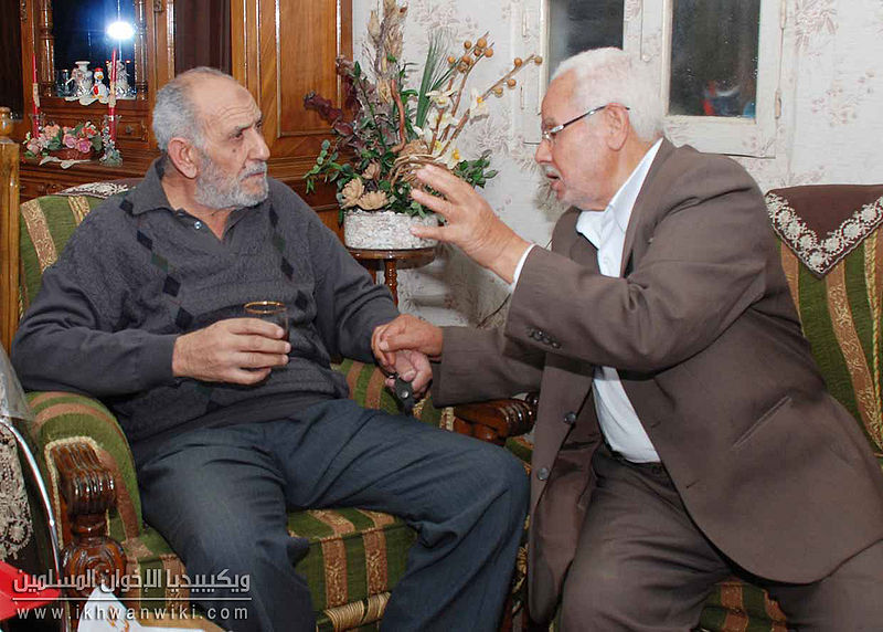 ملف:محمود-حامد-وأحد-الإخوان-بمنزل-البنان.jpg