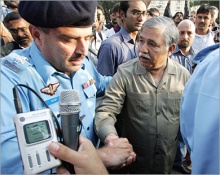 القوات الباكستانية شنت حملة اعتقالات واسعة فى صفوف المحامين.jpg