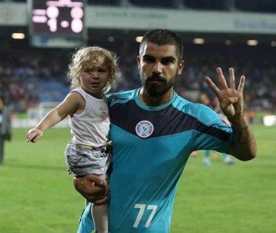 لاعب تركى يرفع شارة النصر رابعة.jpg