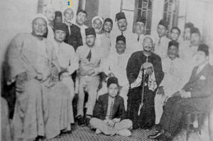 الشيخ طنطاوي جوهري مع كوكبة من علماء الأزهر في الثلاثينيات.jpg