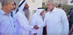 الشهيدان هنية والسنوار في لقاء أخوي مع المجاهد سليمان الفرا.png