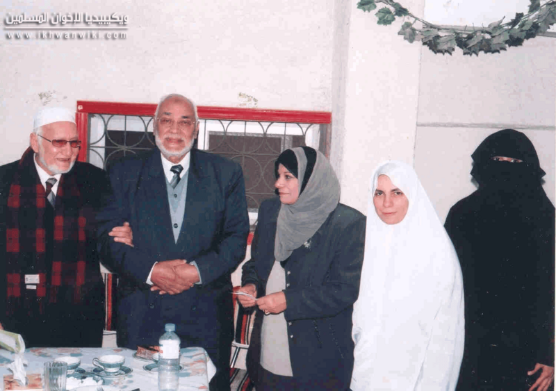 ملف:البنان-والمرشد-وزوجته-الحاجة-ابتسام-وأخواتها.png