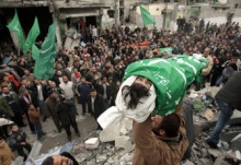 فلسطينيون يحملون طفلا ارتقى جراء القصف الصهيونى الغاشم.jpg
