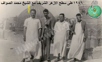 عبد-الرحمن-سيد-على-سطح-الجامع-الازهر-الشريف-من-اليسار-الشيخ-محمد-محمود-الصواف-ثم-عبد-الرحمن-السيد-محمود-سنة-1946.jpg