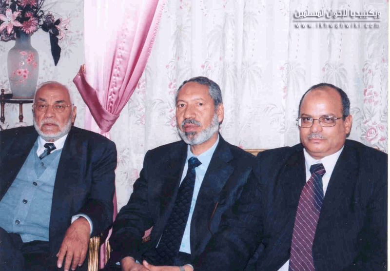 ملف:الأستاذ-عاكف-وحسين-ابراهيم-فى-منزل-عبد-الرحمن-البنان-فبراير-2006.png