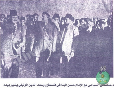 الإمام-الشهيد-حسن-البنا-ومصطفى-السباعي-وسعد-الدين-الوليلي-أثناء-زيارة-كتيبة-الإخوان-بقطنة.jpg