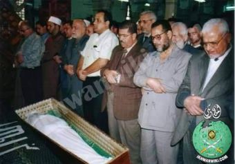 المستشار الهضيبي ود.مرسي ودمحمد عبدالجواد و د أبو الفتوح في جنازة مصطفى مشهور نوفمبر 2002.jpg