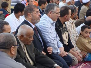 عبد العزيز عبد القادر والدكتور مرسي في صلاة العيد عام 2010م.jpg