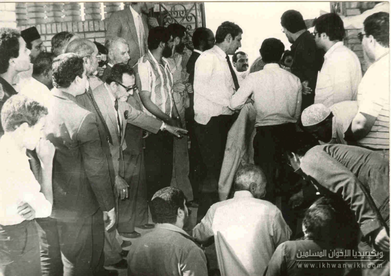 ملف:فى-المقابر-جنازة-التلمسانى-ويرى-الدكتور-ابو-الفتوح-وابراهيم-شكرى.png