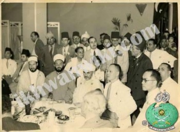 الشيخ حسن البنا والأمير الخطابي والطاهر في حفل بمصر عام 1947.jpg