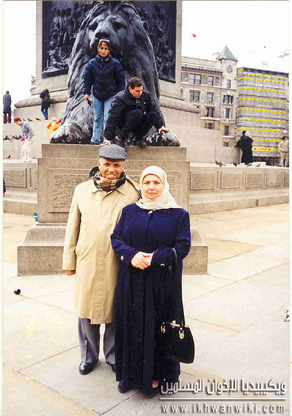ملف:الأستاذ-ابراهيم-شرف-وزوجته-الدكتورة-مكارم-الديرى-فى-لندن2000م.jpg