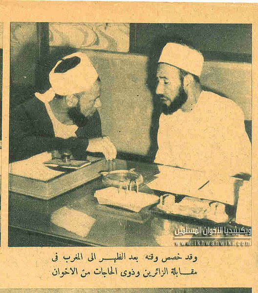ملف:الإمام-الشهيد-حسن-البنا-يسمع-لأحد-الإخوان.jpg