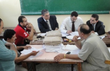 جانب من عمليات فرز الاصوات فى اللجنة النقابية بمركز دمياط.jpg