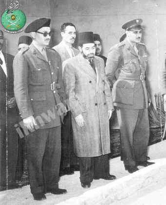 جمال-عبدالناصر-صلاح-سالم-يقرأون-الفاتحة-على-قبر-حسن-البنا-ويتوسطهم-عبد-الرحمن-البنا.jpg